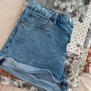 Hardly worn, super cute, light blue, DENIM H&M shorts, Size 10